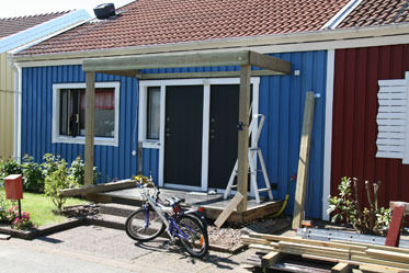 Rest 2 av stolparna och monterat ytter reglarna