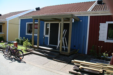 Lagt taket p plats och skruvat fast det